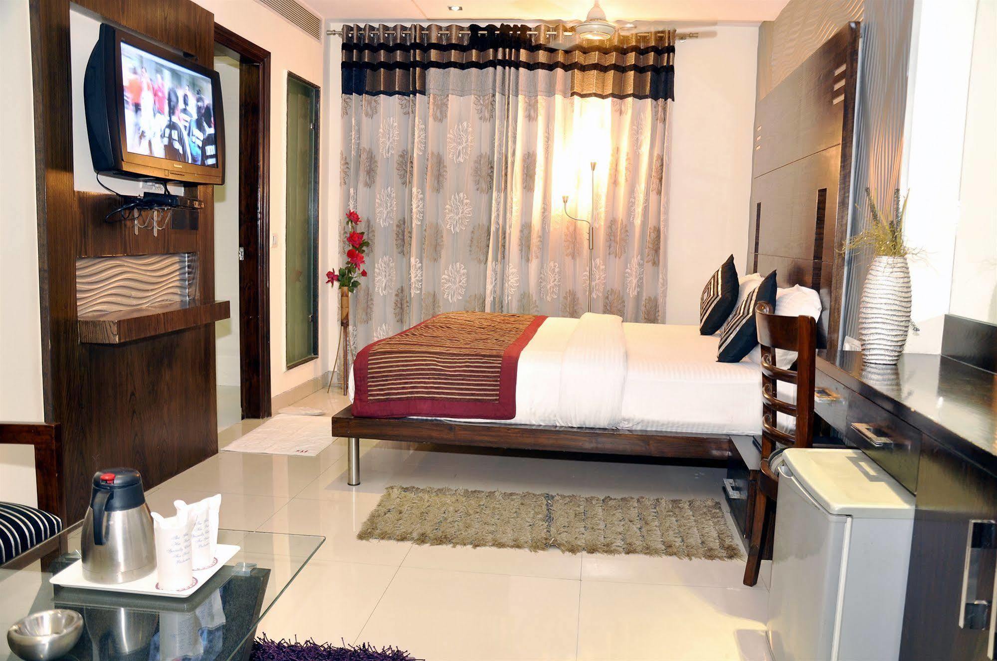 Hotel Delhi 55 -City Center New Delhi Exteriör bild