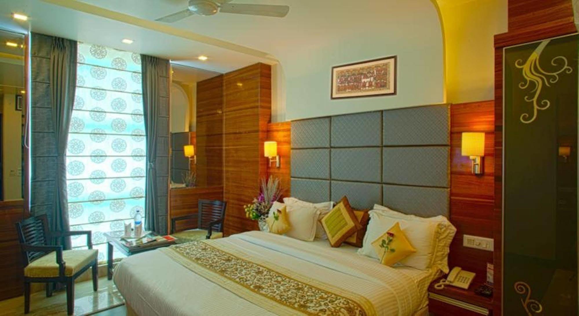 Hotel Delhi 55 -City Center New Delhi Exteriör bild