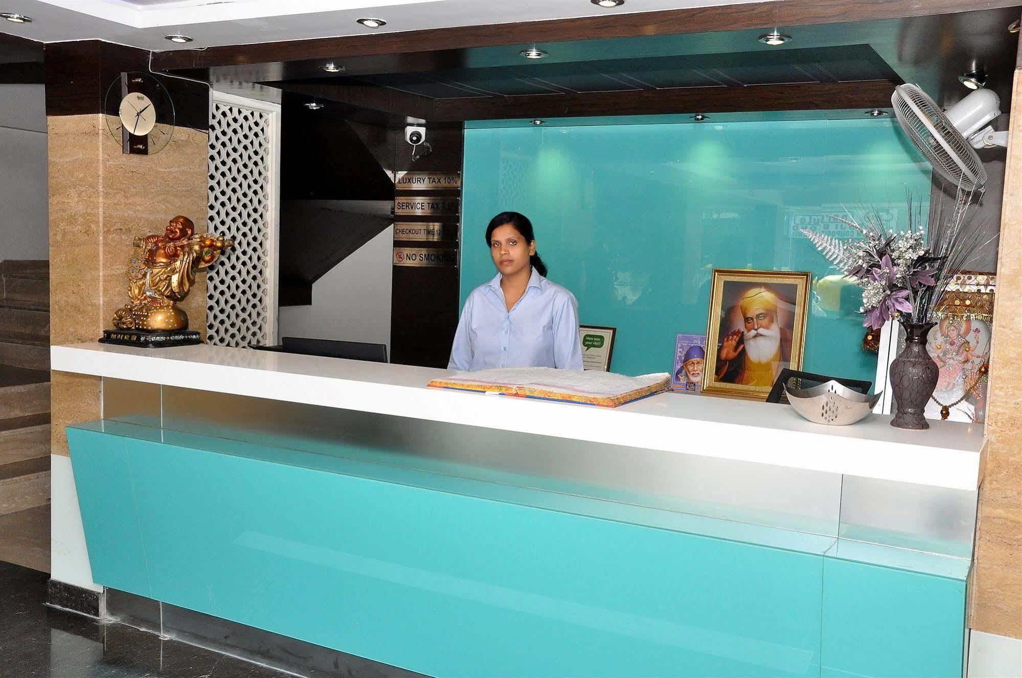 Hotel Delhi 55 -City Center New Delhi Exteriör bild