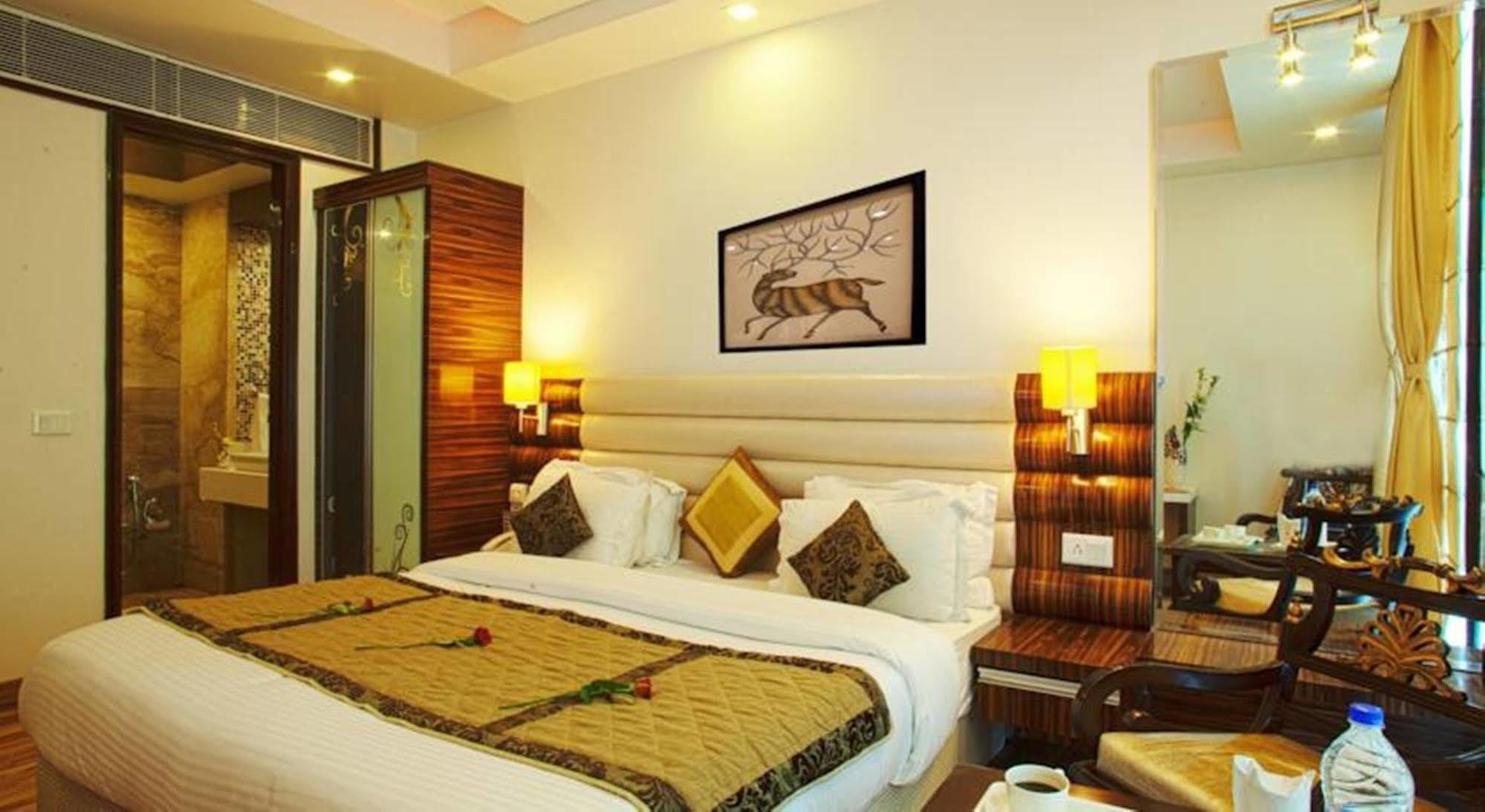 Hotel Delhi 55 -City Center New Delhi Exteriör bild